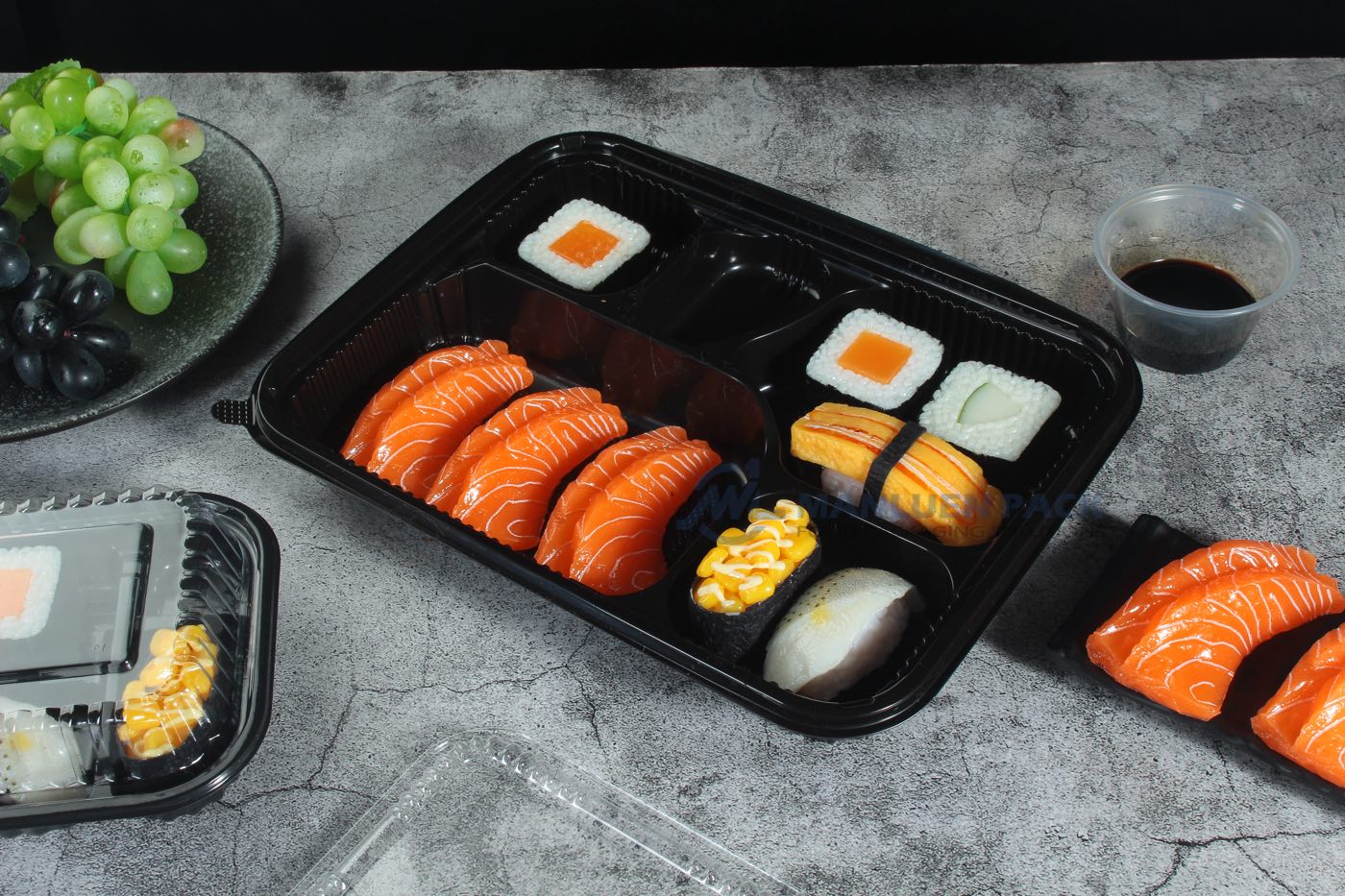 556 Open Sushi Tray With Salmon Side 01