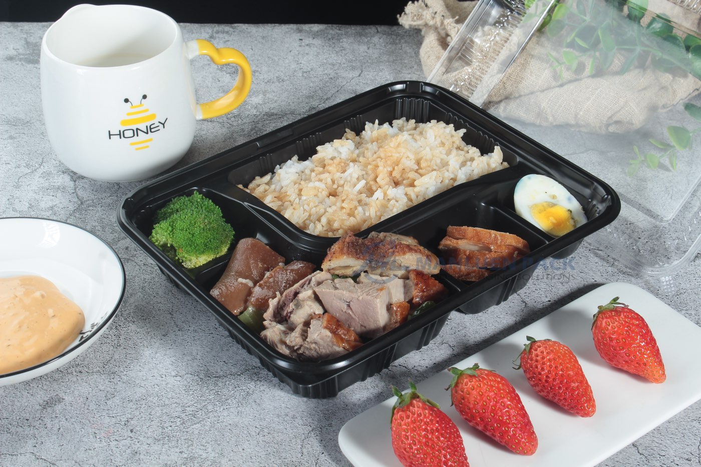 8305 Open Meat And Rice Tray Lifestyle Scene