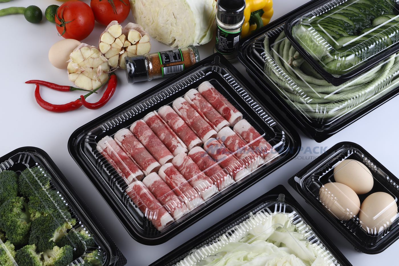 Black Single Compartment Trays With Sliced Meat And Vegetables 01