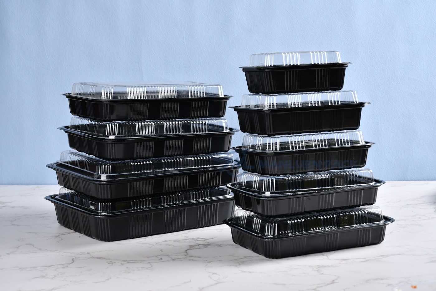 Wholesale Black Bento Box Series | Manluen Pack Stacked black bento boxes with clear lids for wholesale takeaway packaging