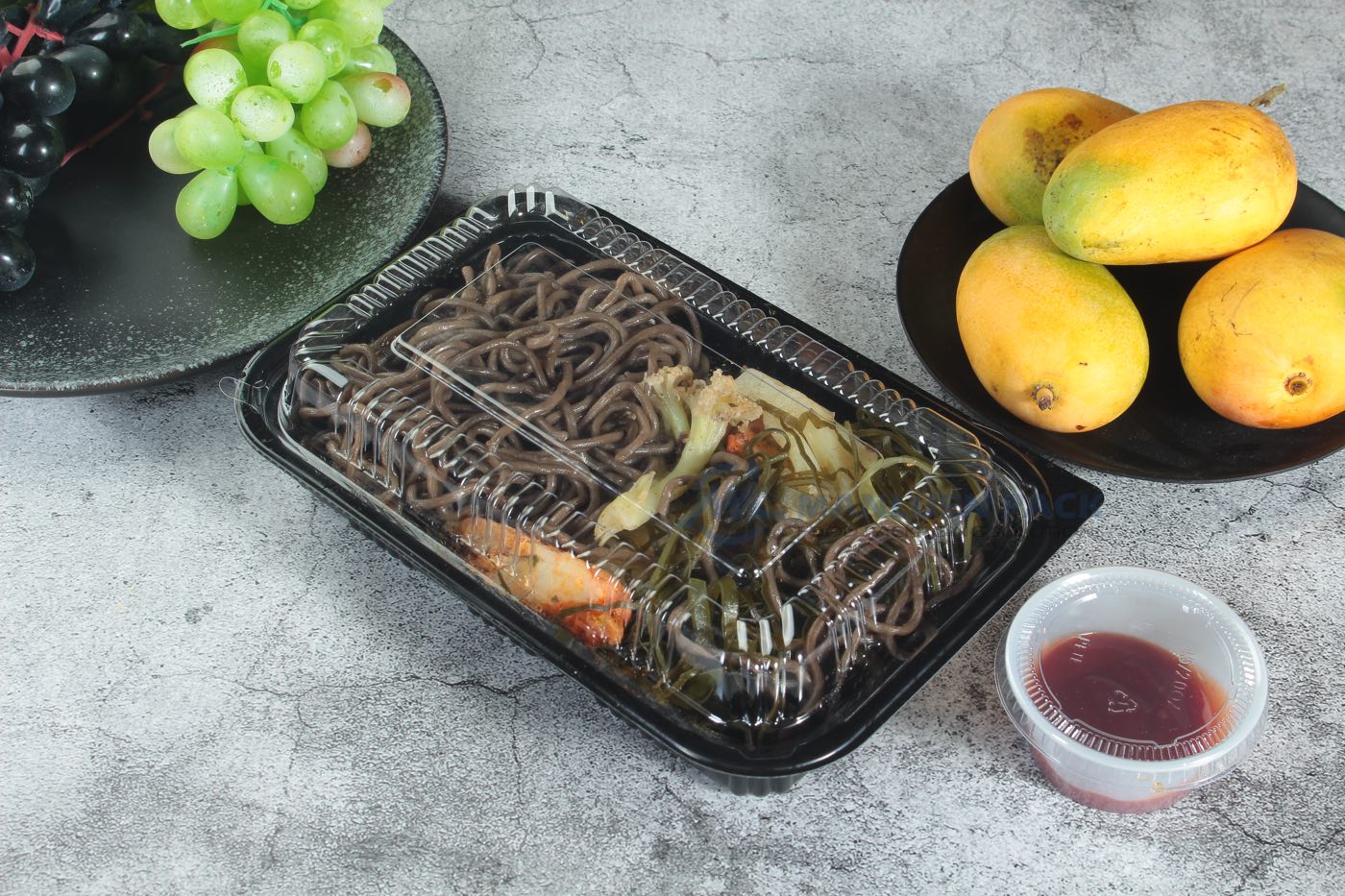 WL-8515 Black Bento Box with Lid | Manluen Pack WL-8515 black bento box with clear lid for takeaway noodle packaging