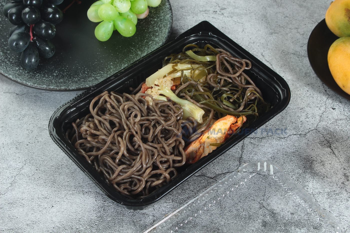WL-8515 Takeaway Bento Box Application | Manluen Pack WL-8515 open black takeaway bento box for noodles and prepared food