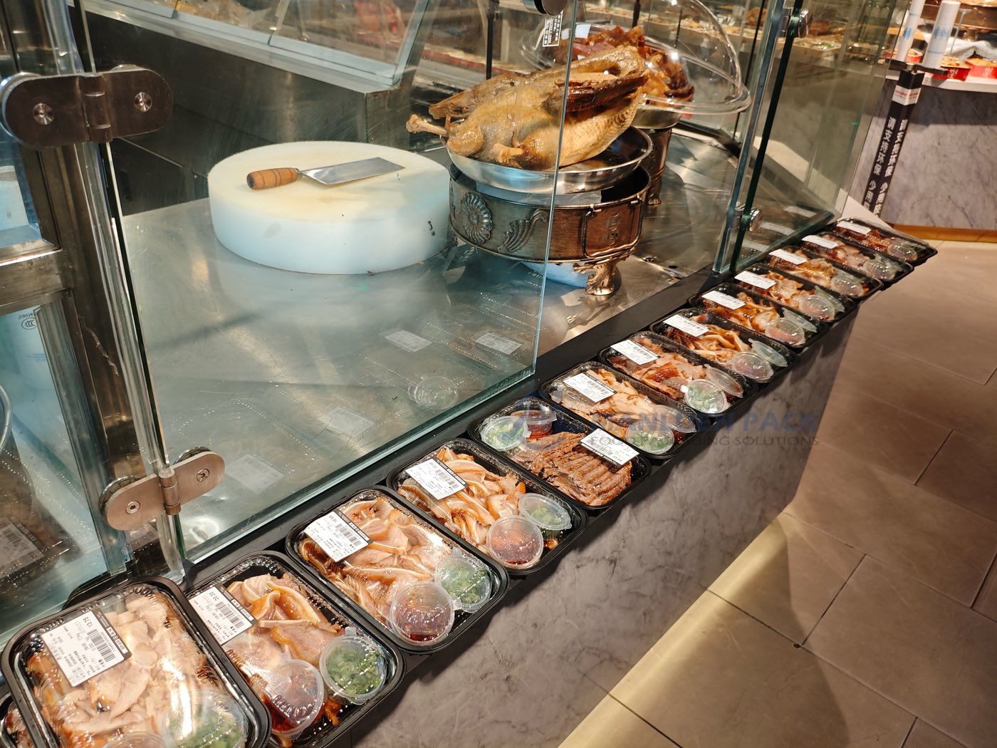Wl 8528 Large Prepared Food Trays At Store Counter