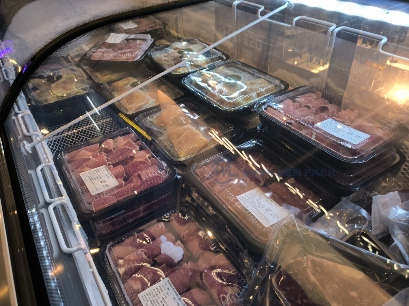 Wl 8530h Packaged Meat Trays In Refrigerated Display 01