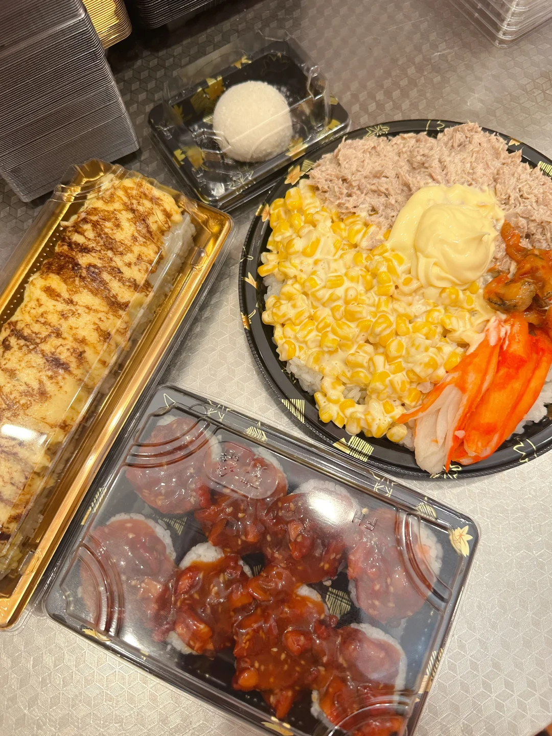 WL-53 Designed for Retail, Takeaway and Catering | Manluen Pack WL-53 plastic party tray with lid for retail takeaway and catering