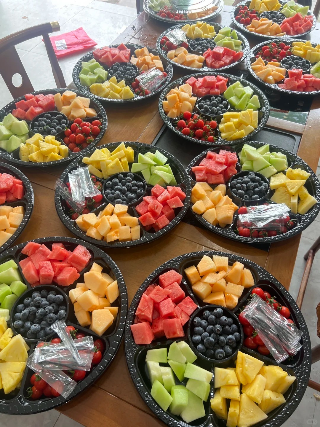 パーティー用フルーツトレイ、あらゆるお祝いに最適な使い捨てプラスチックトレイの完全ガイド Disposable Round Party Trays Fruit Platter.