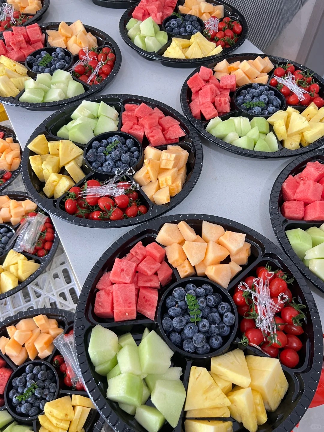 パーティー用フルーツトレイ、あらゆるお祝いに最適な使い捨てプラスチックトレイの完全ガイド Fruit Party Trays Round Compartment Platter