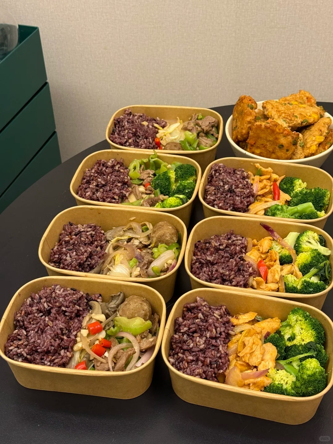 Les boîtes en papier kraft résolvent les problèmes d'emballage et augmentent les bénéfices 2 Kraft food containers filled with purple rice, broccoli, vegetables, chicken and beef for prepared meals