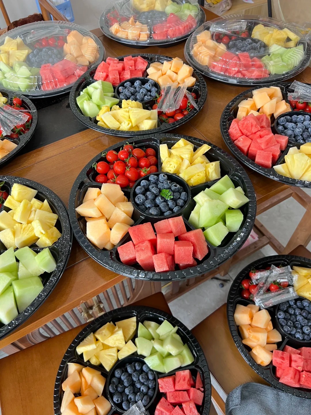 パーティー用フルーツトレイ、あらゆるお祝いに最適な使い捨てプラスチックトレイの完全ガイド Round Fruit Party Tray With Clear Lid