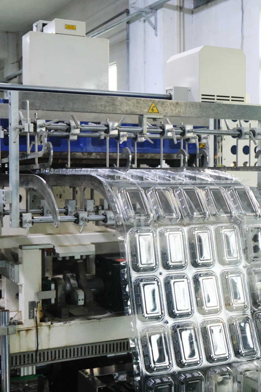 Disposable Bowls for Hot Soup – The Complete Guide for Restaurants and Food Service 6 Plastic food packaging production line manufacturing clear disposable food trays at Manluen Pack factory