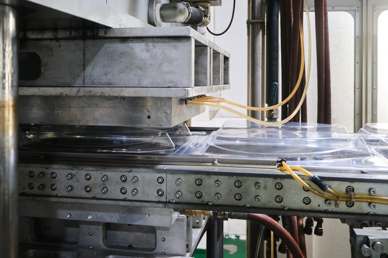 Sustainable Food Packaging Trends 2026: How to Choose an Eco-Friendly Packaging Supplier 4 Plastic Food Packaging Thermoforming Process | Manluen Pack
