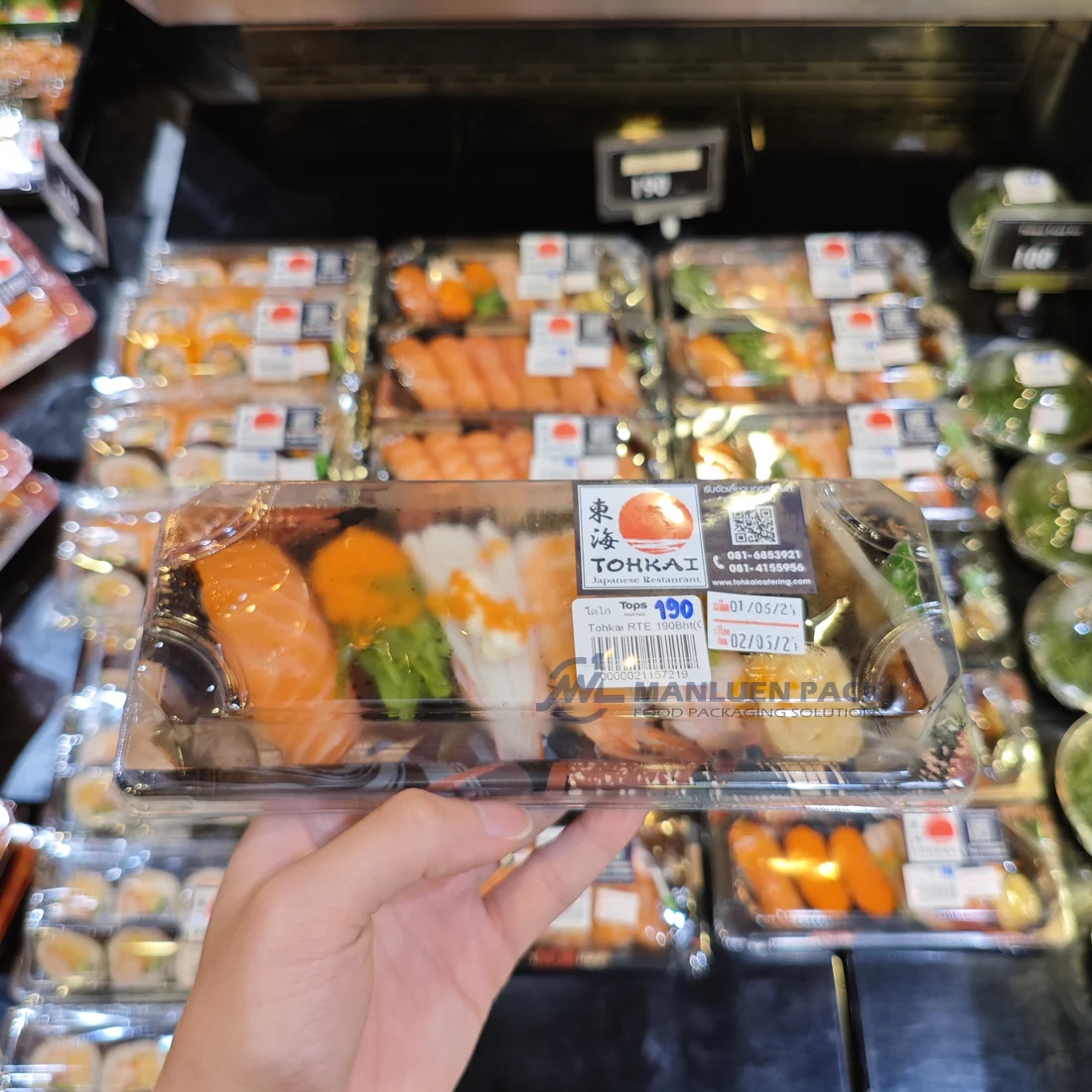 WL-01 Clear Lid Sushi Tray Retail Display | Manluen Pack WL-01 bagasse sushi tray with clear lid displayed for retail food packaging