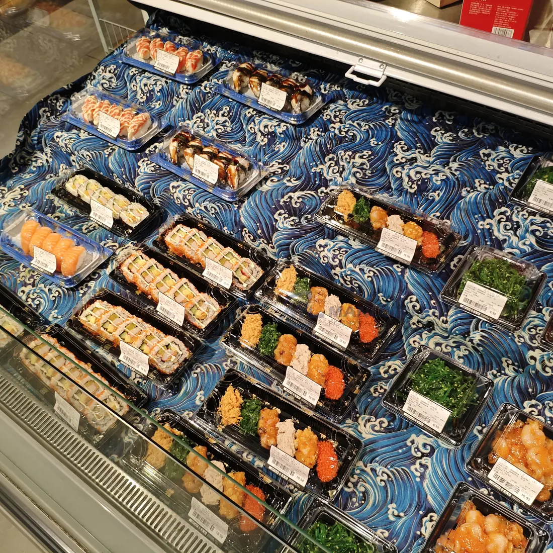How to Choose the Right Food Packaging for Your Product in 2026 1 Multiple WL-01 sushi trays arranged in a refrigerated retail counter
