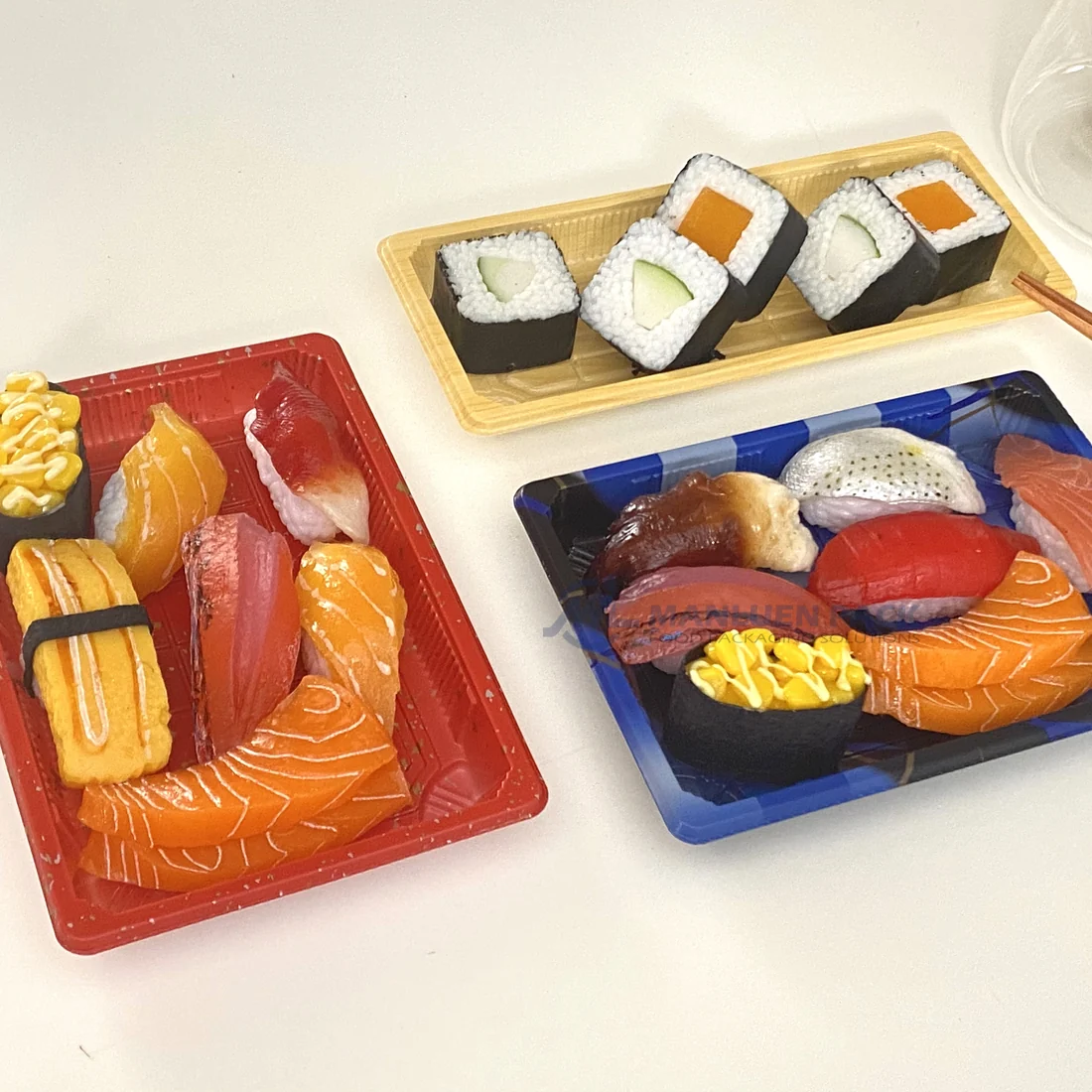 WL-05 Sushi Tray Custom Color Options | Manluen Pack WL-05 sushi tray showing customized colors and packaging options