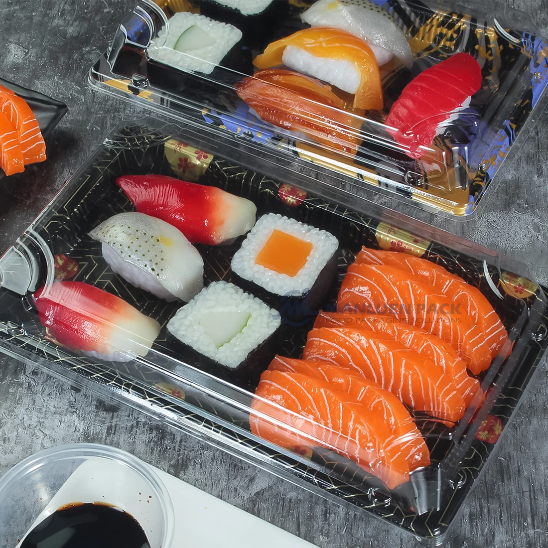WL-09 Large Sushi Takeout Container | Manluen Pack WL-09 large sushi takeout container filled with sushi and covered by a transparent lid