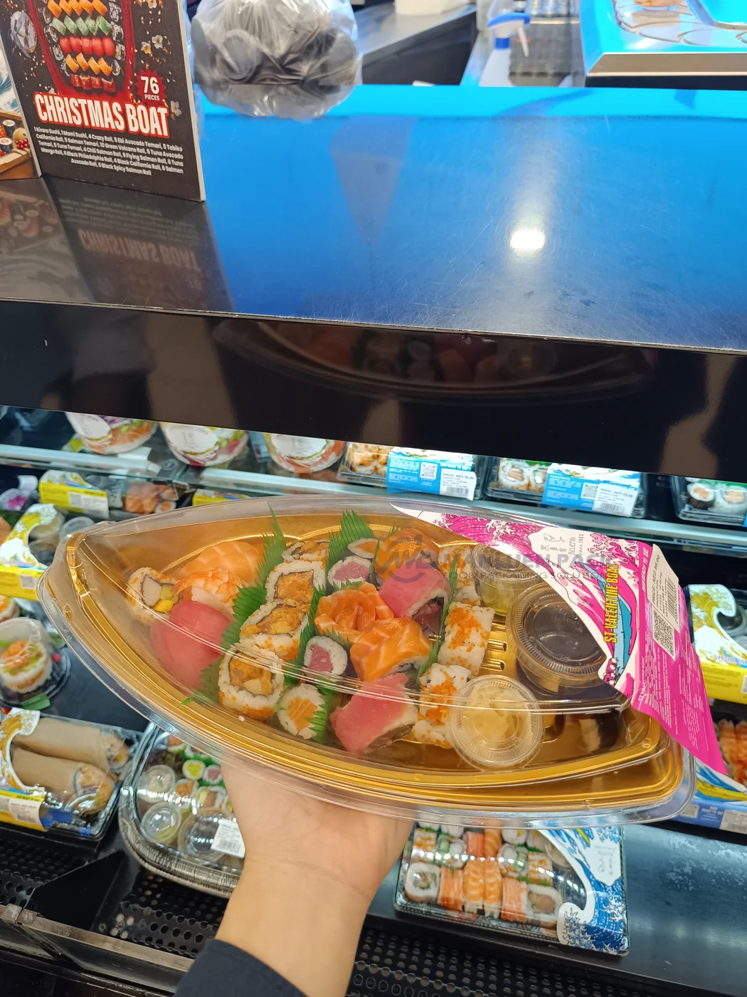 Boat Sushi Tray Retail Display Options | Manluen Pack Large boat-shaped sushi containers arranged for supermarket and prepared-food retail display