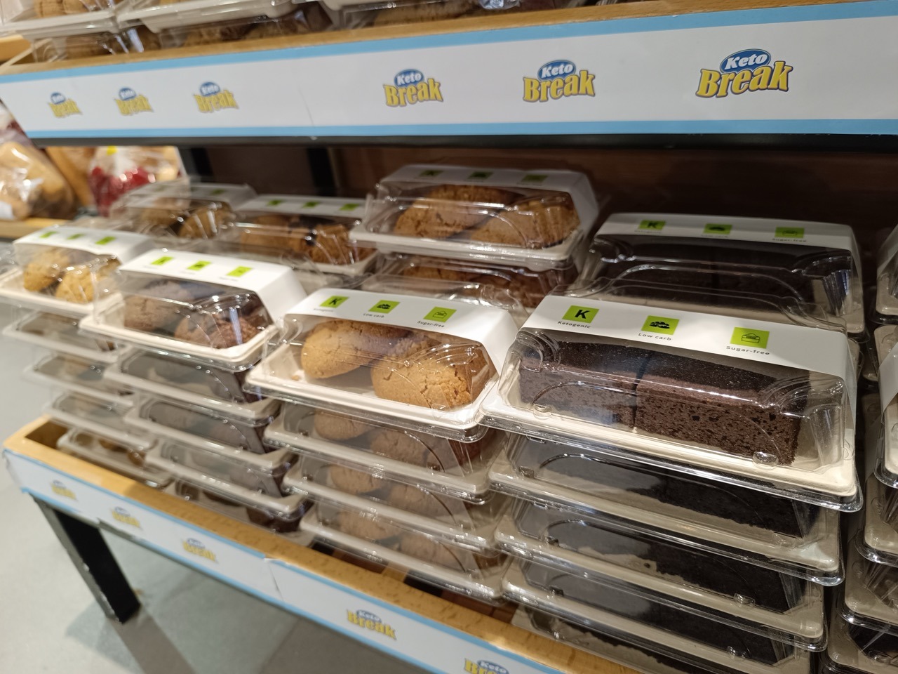 What Is Bagasse Packaging? 1 Clear bakery food containers displaying brownies and cookies on a retail shelf