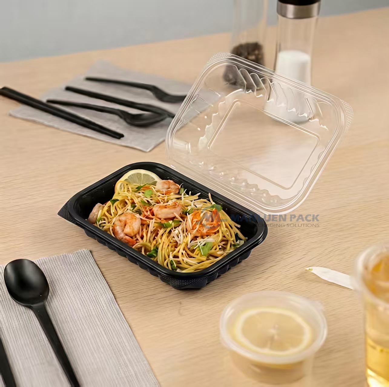 Cm 09 10 Black Clamshell Container Noodle Lifestyle