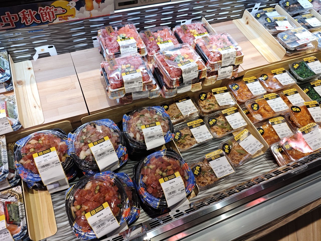 Is a Glass Food Container Better Than Plastic? Complete Guide 4 Supermarket refrigerated display with ready-to-eat food packaged in clear lid trays and containers
