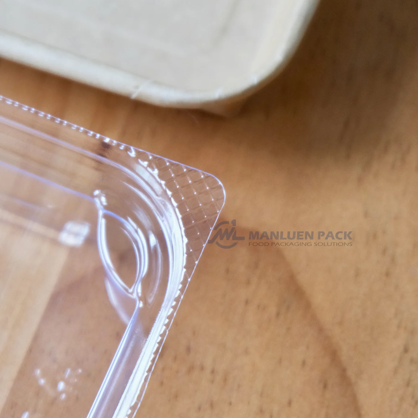 WL-1101 Clear PET Lid Closure Detail | Manluen Pack Close-up of the clear PET lid closure fitting around the corner of the WL-1101 kraft sushi tray