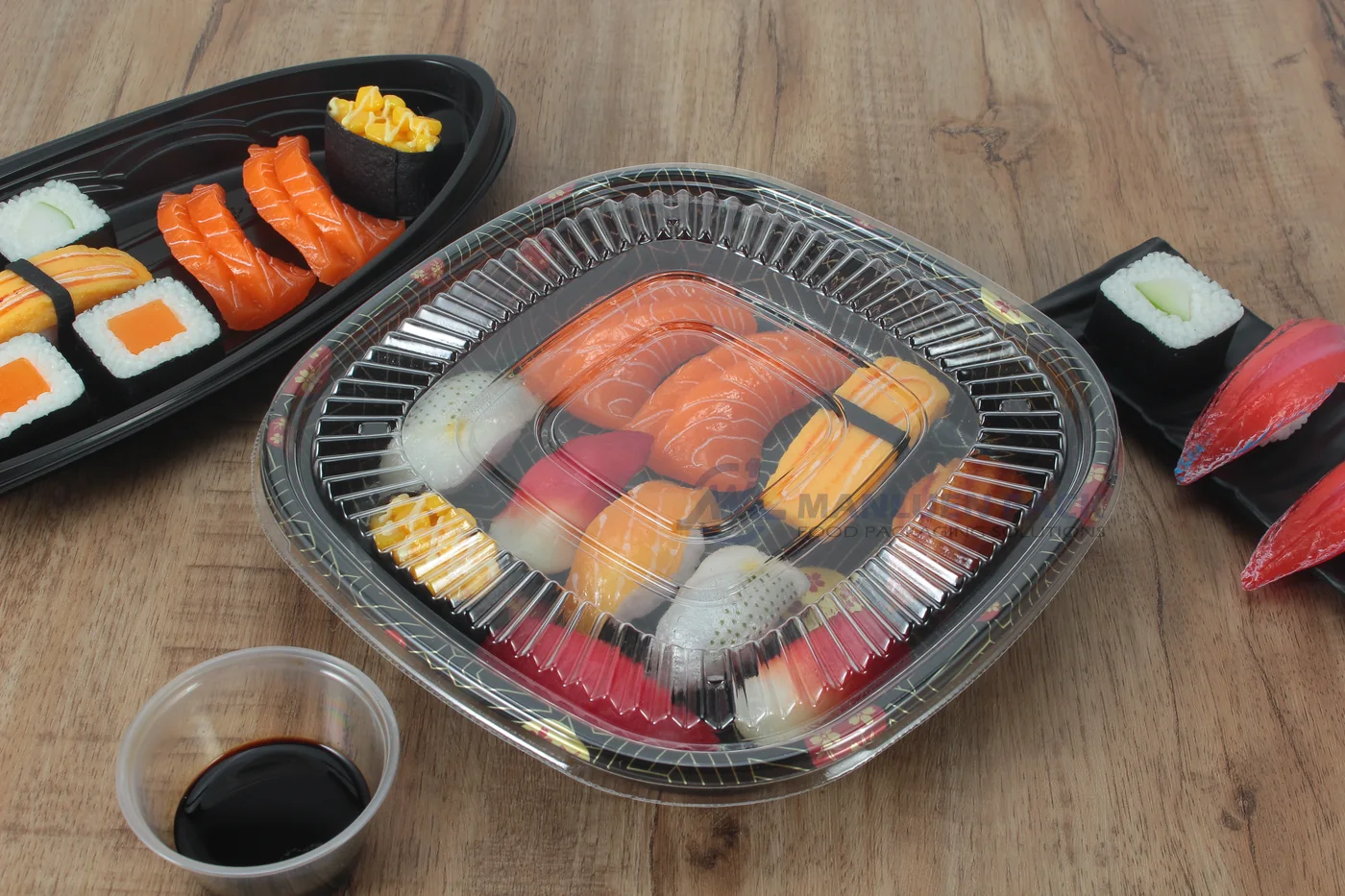 WL-C019 sushi packaging shown in a covered square sushi tray tabletop view