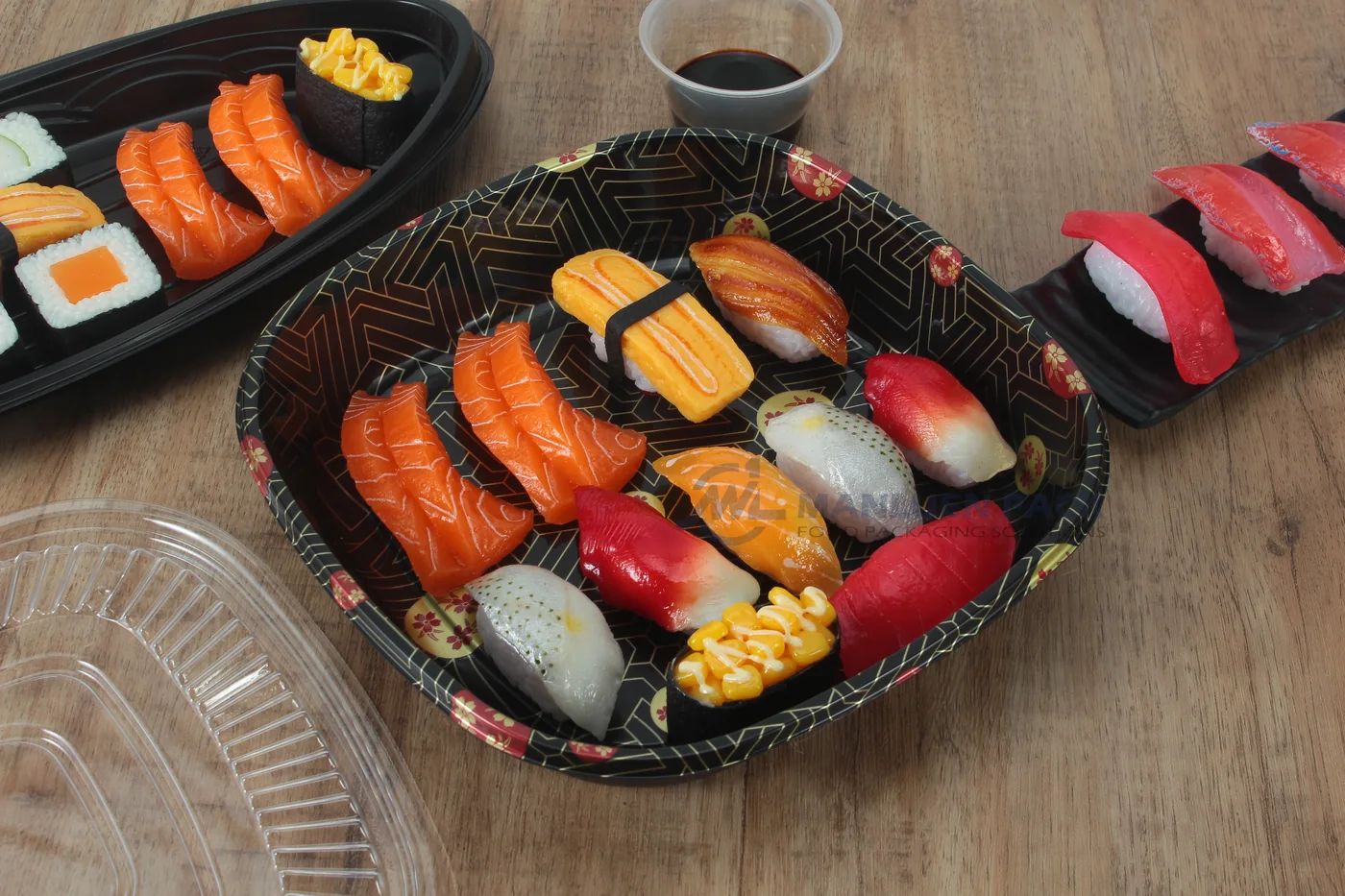 WL-C019 sushi packaging shown in a open square sushi tray tabletop view