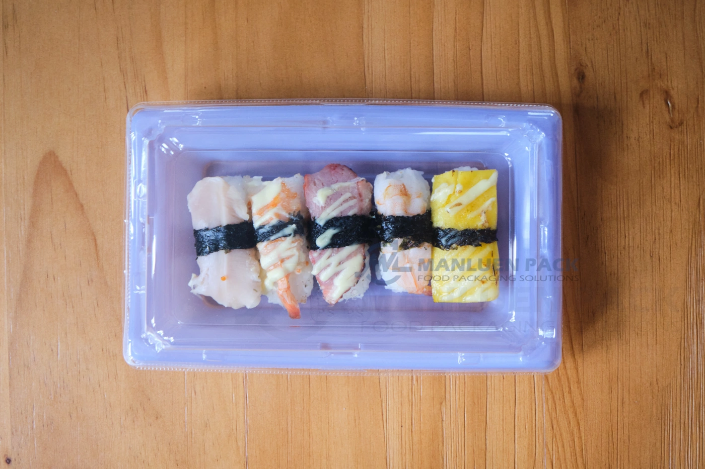 WL-20B Boat Shape Sushi Tray Product View | Manluen Pack WL-20B boat shape sushi tray with decorative base and fitted clear lid for takeaway food packaging