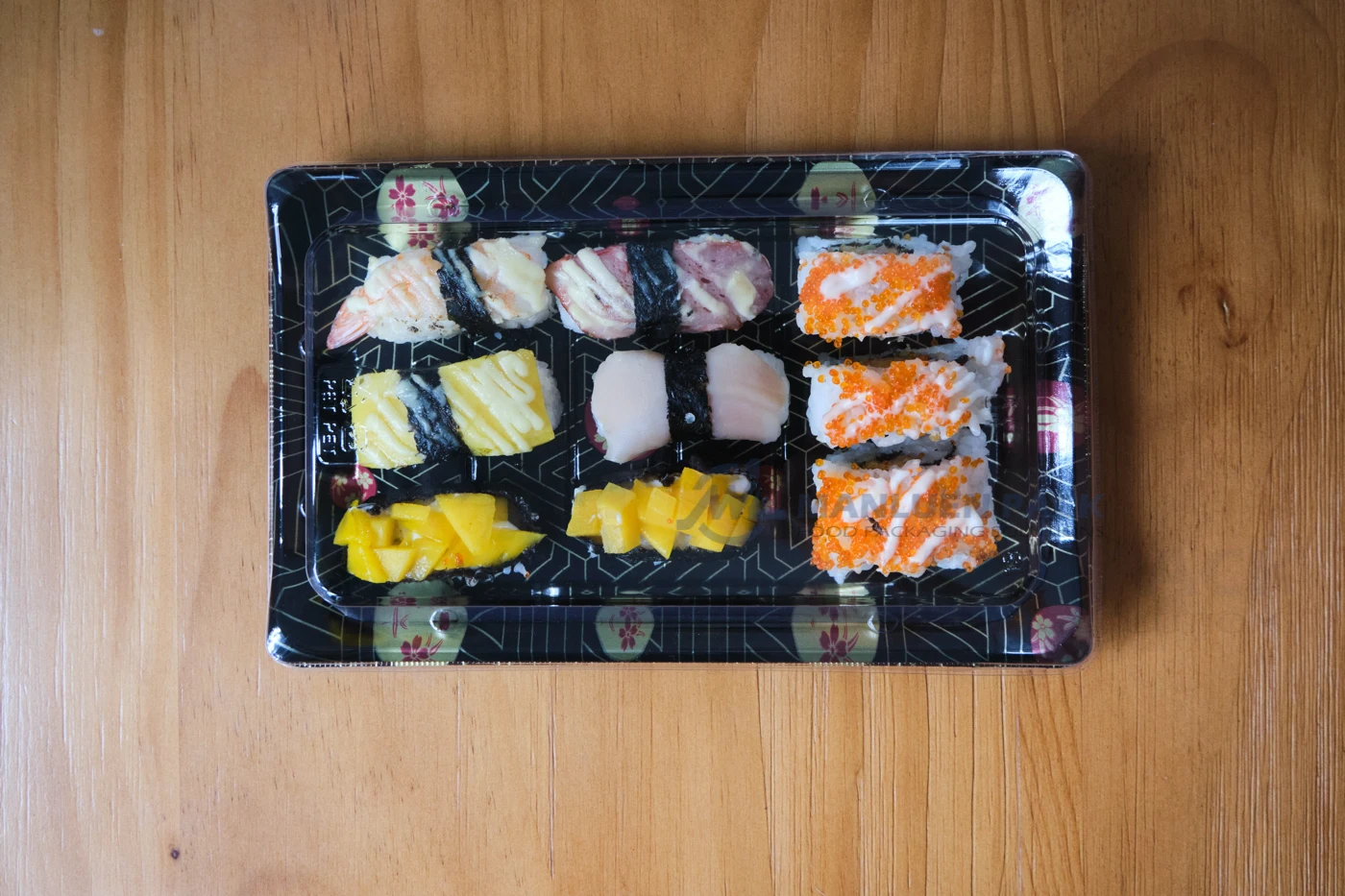 WL-B07 Boat Shape Sushi Container with Lid | Manluen Pack WL-B07 boat shape sushi container with fitted clear lid for takeaway and chilled display