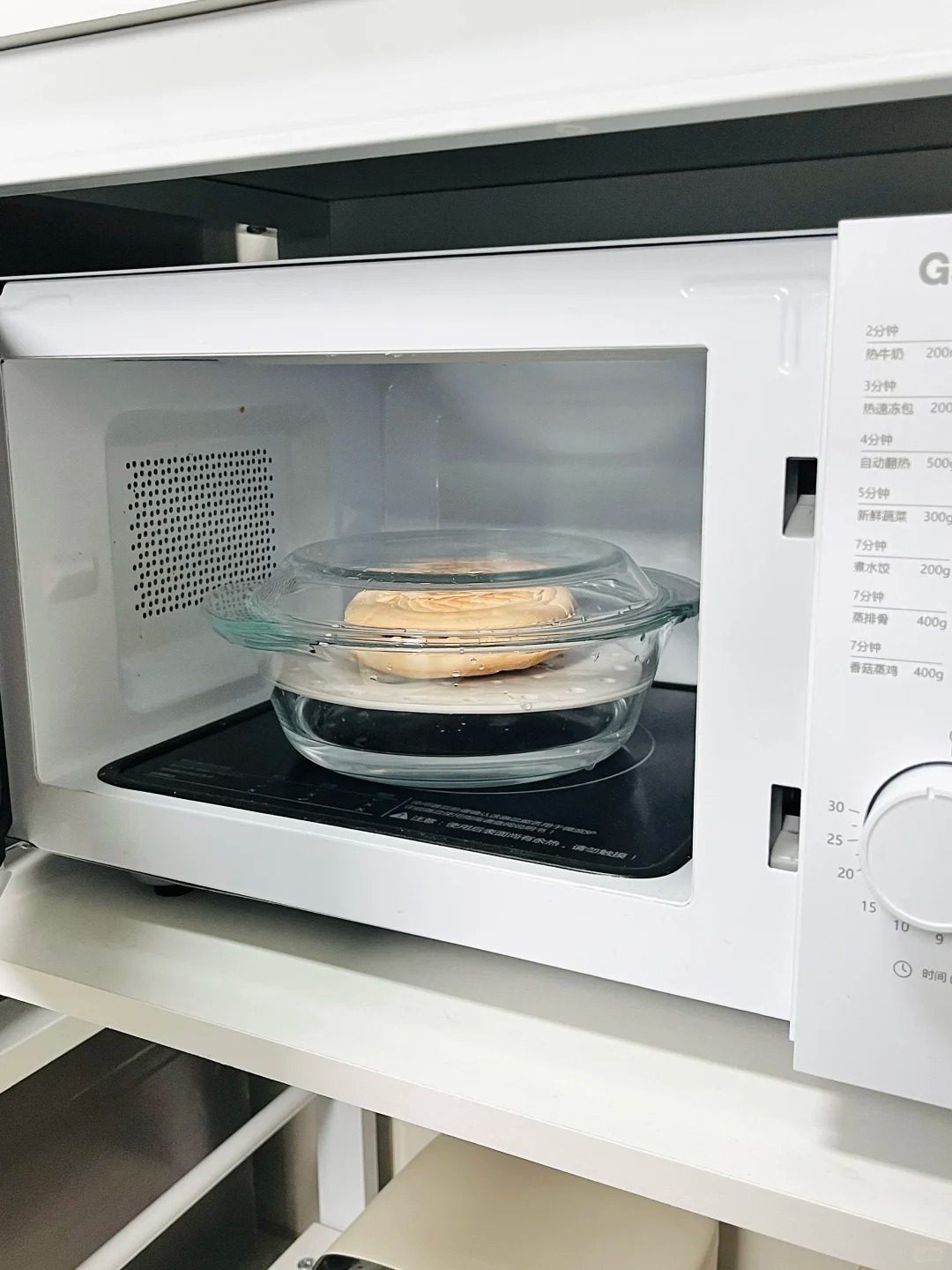 Can You Heat Up Food in a Glass Container in the Microwave? 6 Covered glass steamer heating inside a microwave