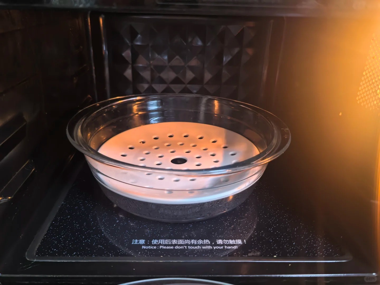 Can You Heat Up Food in a Glass Container in the Microwave? 3 Glass microwave steamer with a perforated insert