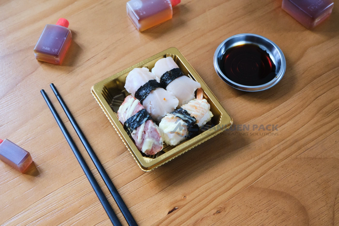 WL-0.1 Gold Sushi Tray Product View | Manluen Pack WL-0.1 gold sushi tray with clear lid for refrigerated display and takeaway
