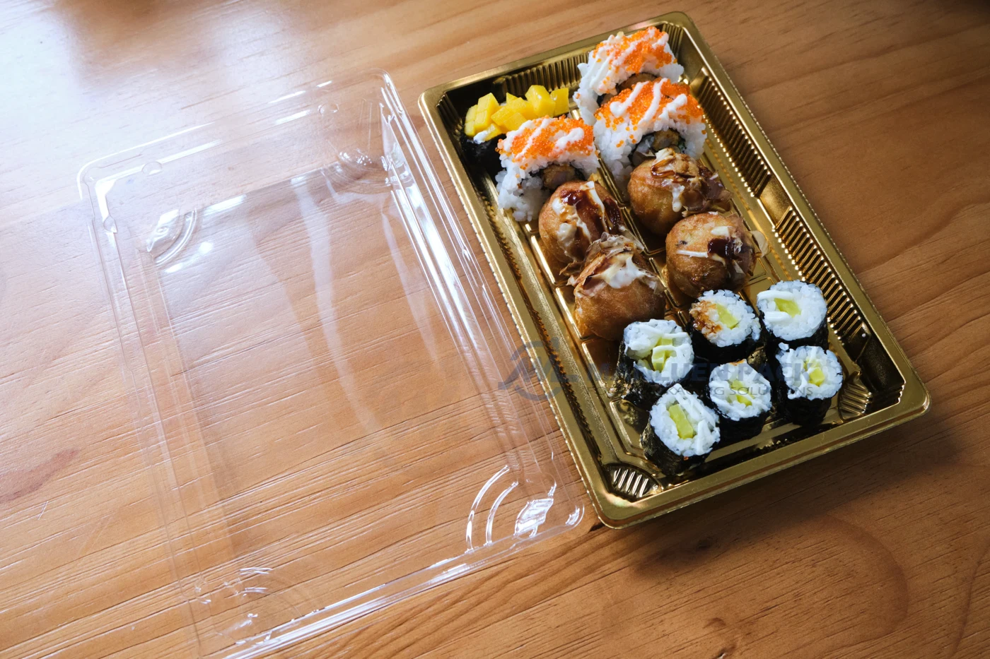 WL-09 Gold Sushi Tray Product View | Manluen Pack WL-09 gold sushi tray with clear lid for large sushi portions and takeaway display