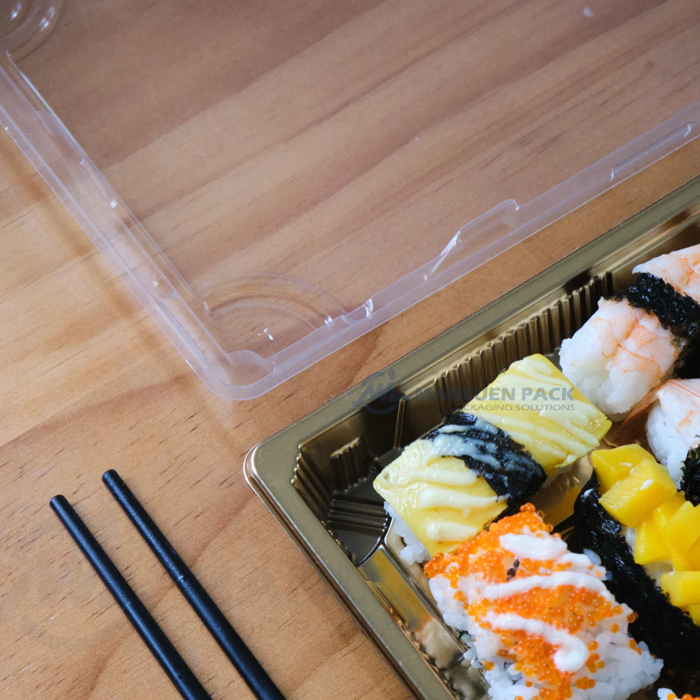 WL-11 Gold Sushi Tray with Clear Lid | Manluen Pack WL-11 gold sushi tray with fitted clear lid for premium chilled sushi display