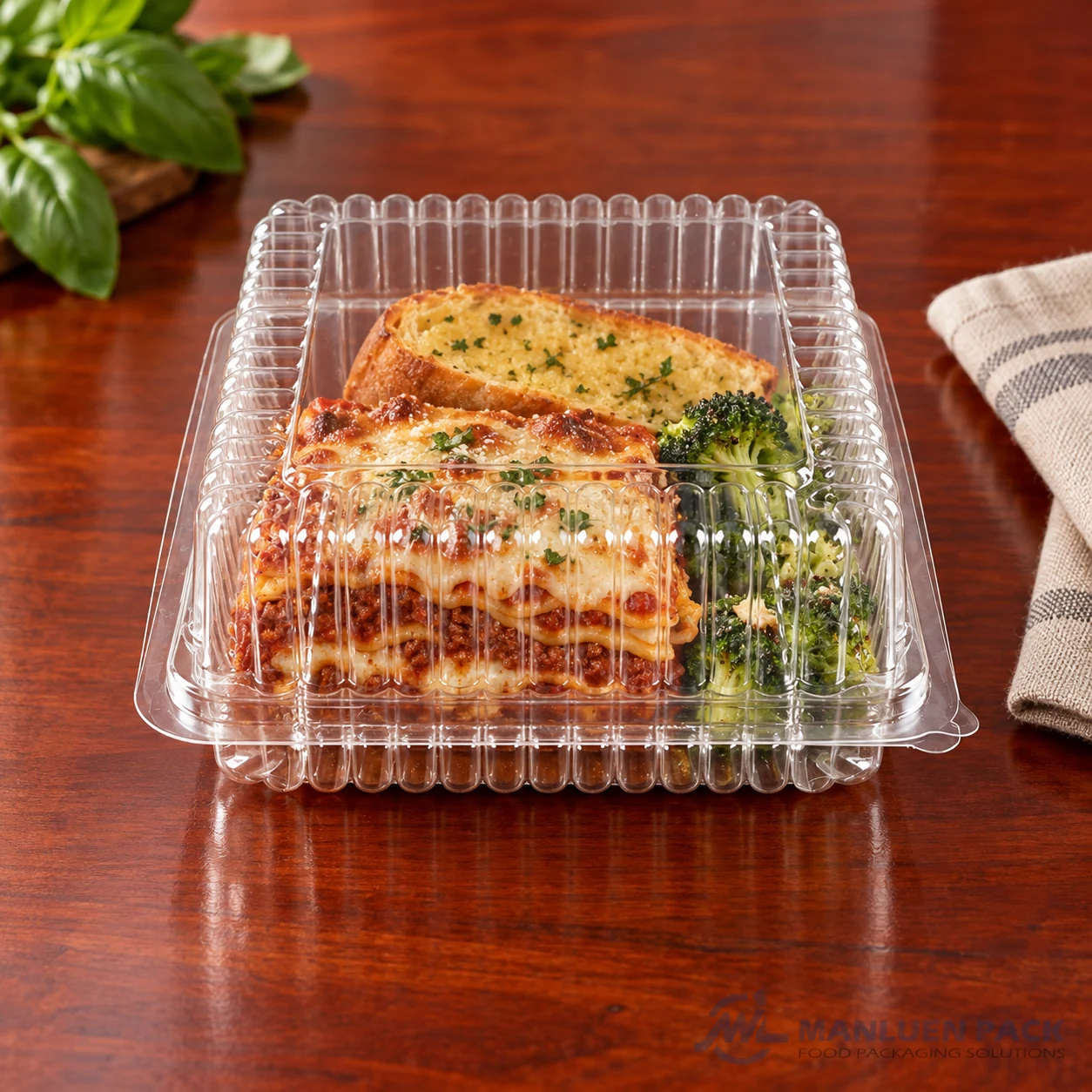WL-CM002 Clear Clamshell with Lasagna and Broccoli | Manluen Pack WL-CM002 clear plastic clamshell container with lasagna broccoli and garlic bread