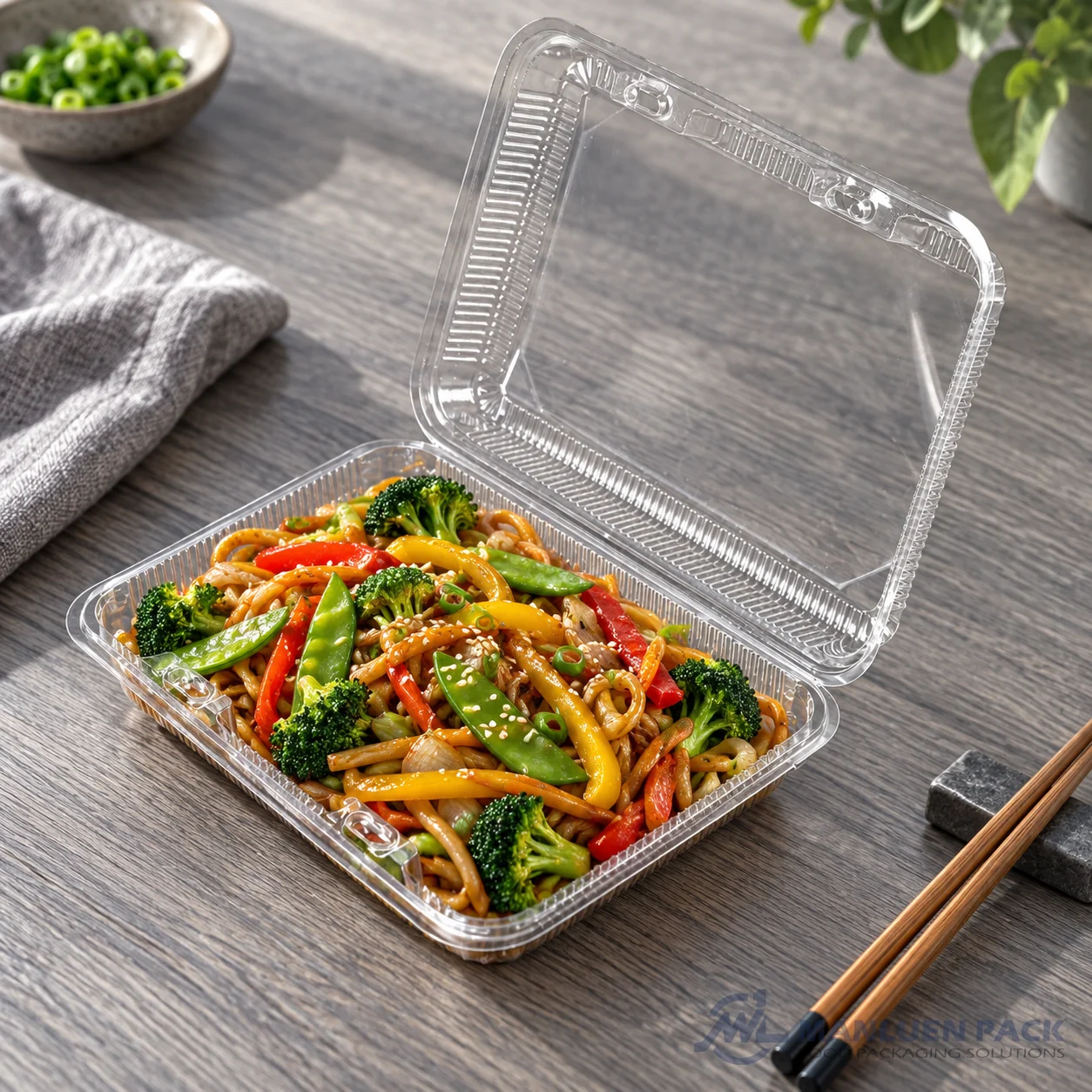 WL-CM004 Clear Clamshell with Vegetable Stir Fry Noodles | Manluen Pack WL-CM004 transparent OPS clamshell container with vegetable stir fry noodles